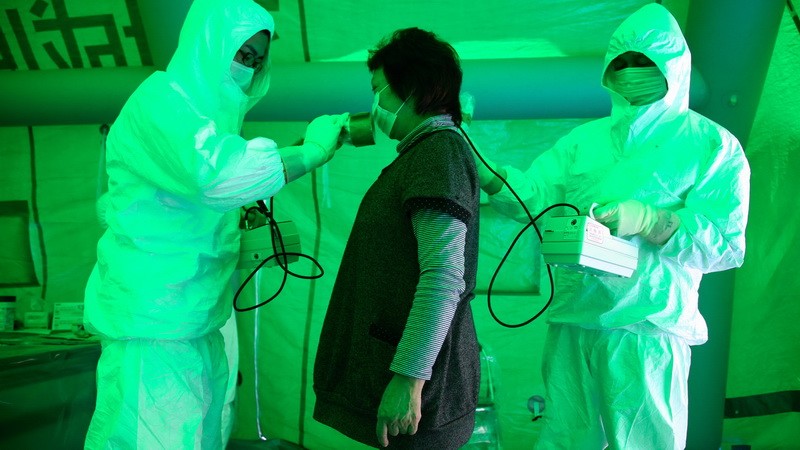 Technici merajú dozimetrom hodnotu radiácie